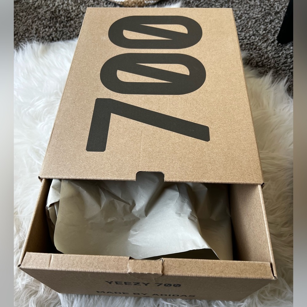 Yeezy 700 v3 empty shoe box